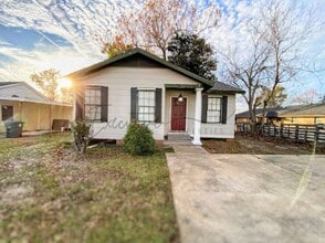 Building Photo - Remodeled 2BR/1BA with Hardwood Floors & L...