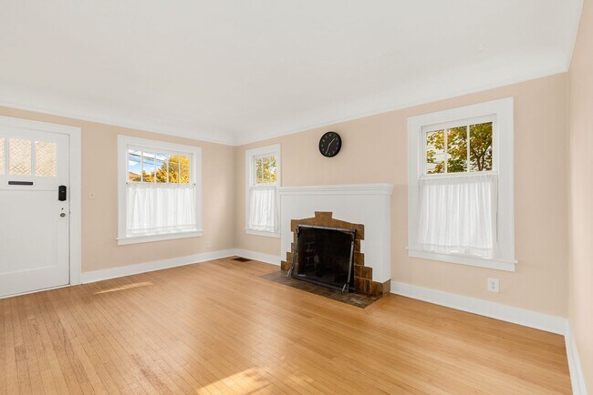 Building Photo - Beautiful 4 Bedroom Near U Village