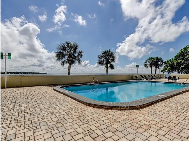 Building Photo - LONG TERM - FULLY FURNISHED 2/2 Open water...