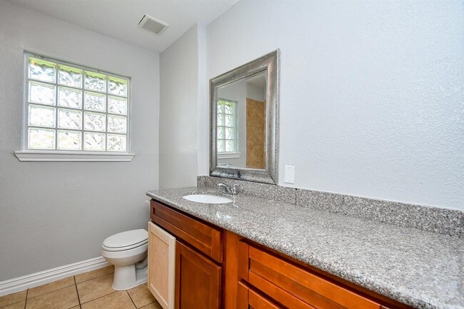 Building Photo - 455 Glenburnie Dr
