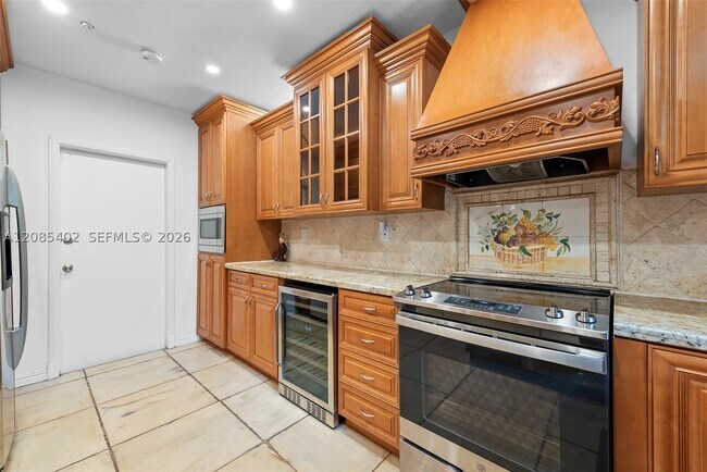 Building Photo - 921 Alava Ave