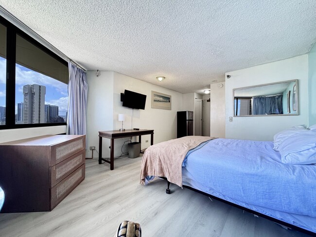 Primary Photo - Furnished Waikiki Condo with A/C and Utili...