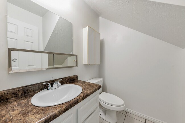 Building Photo - 2 Story Pet Friendly Duplex - 3 Bed - 2.5 Bath - Available on June 3rd!