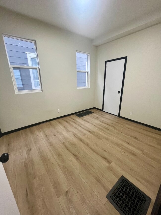 Building Photo - 914 7th Ave