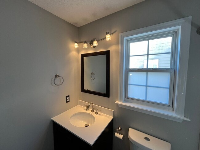 Building Photo - Charming 2BD, 2.5BA Townhome in an Excellent Community with Amenities