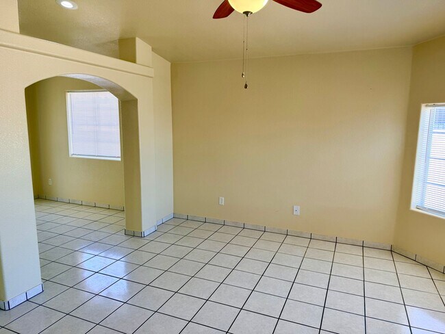 Building Photo - 2028 E Cristina Street
