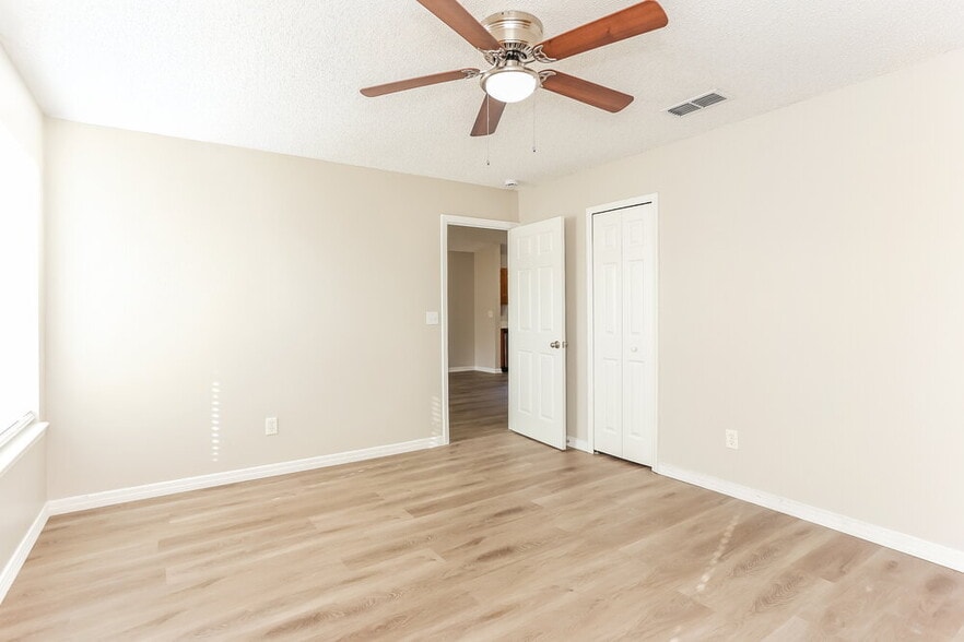 Building Photo - 3416 International Village Dr W