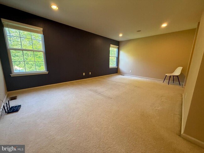 Building Photo - 102 Regents Ct