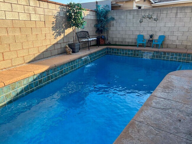 Building Photo - 5 Bed 3 Bath House With Amazing Salt Water Pool!