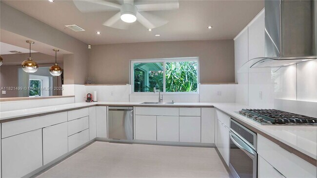 Building Photo - 5650 Pine Tree Dr