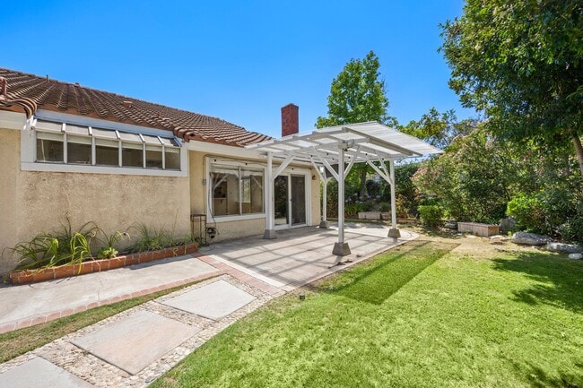 Building Photo - Beautiful Updated Corner Lot 3 Bed 3 Bath ...
