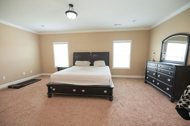 Building Photo - Spacious stunning 5-Bedroom 4 bathroom Home in a Desirable Neighborhood in Summerfield NC