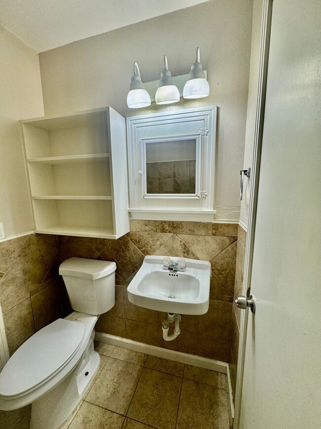 Building Photo - 2 Bedroom / 1 Bath Rental – Southside Neighborhood