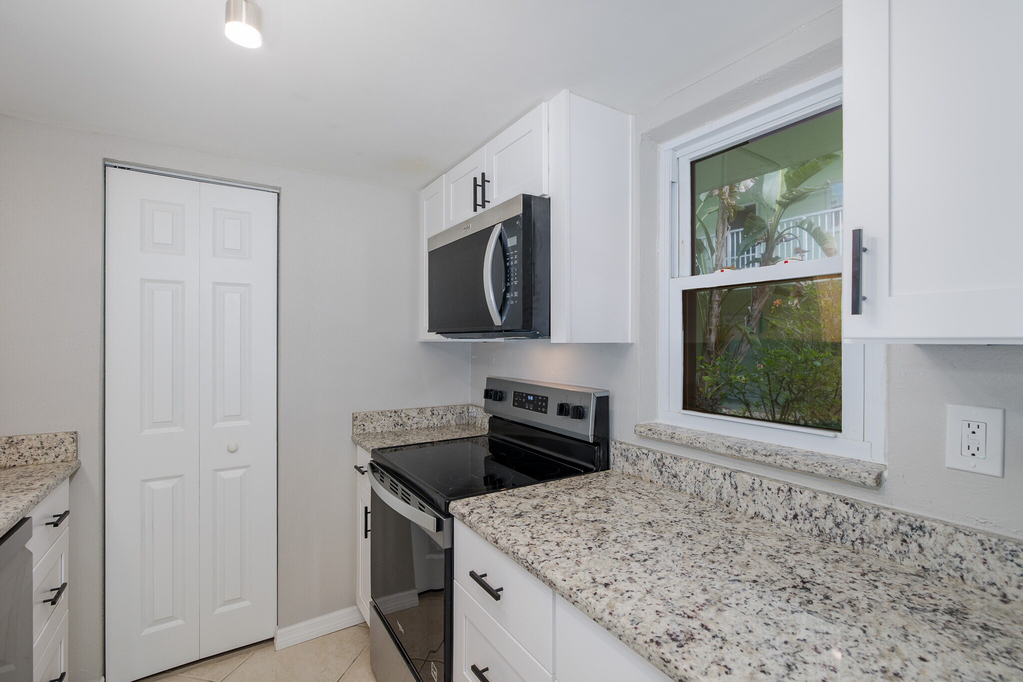 Building Photo - 464 N Paula Dr