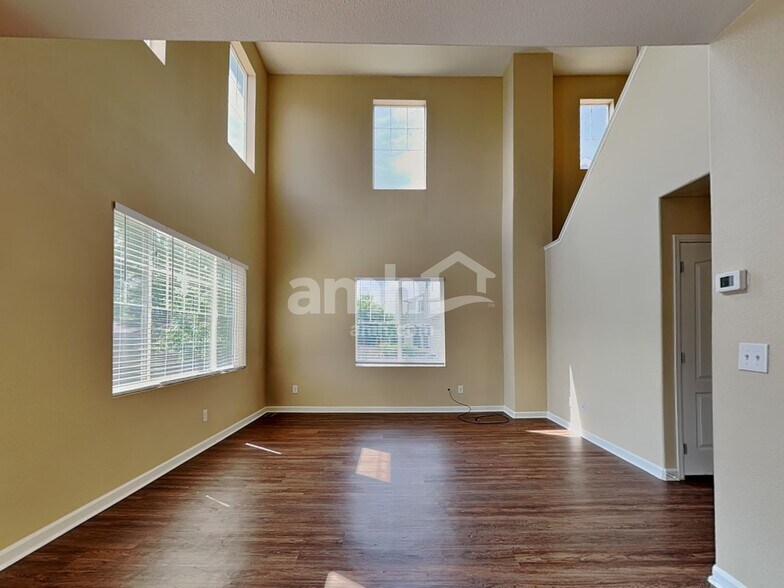 Building Photo - 10572 Vaughn Ct
