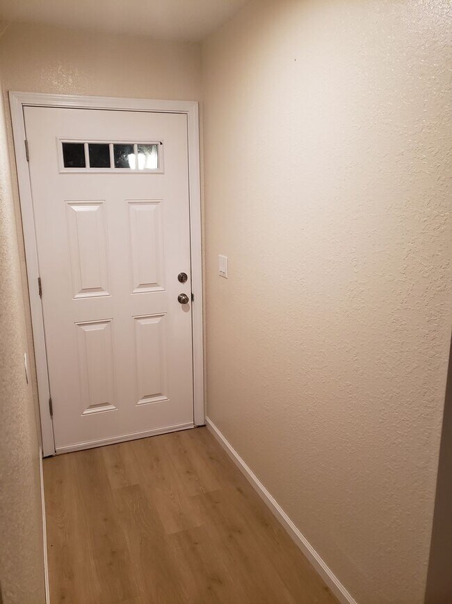 Building Photo - Charming single-family home in Redding