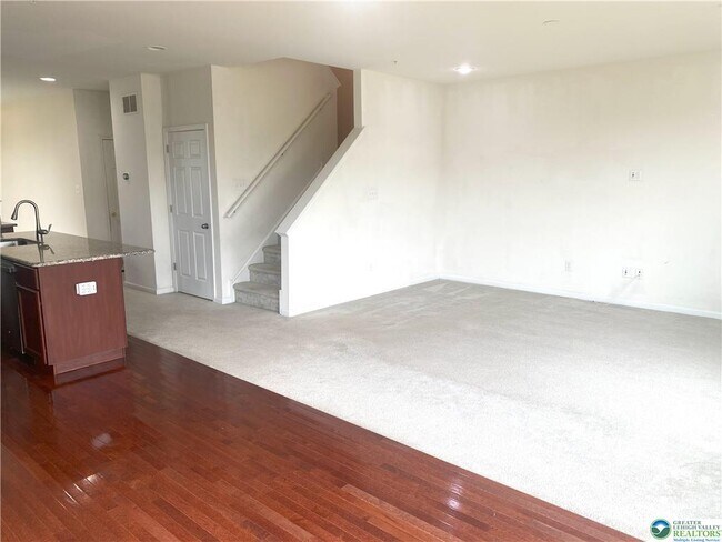 Building Photo - 985 King Way