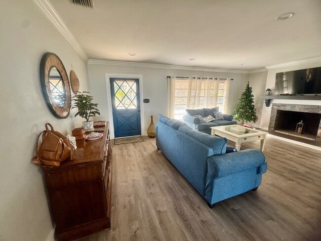 Building Photo - 734 Memorial Dr