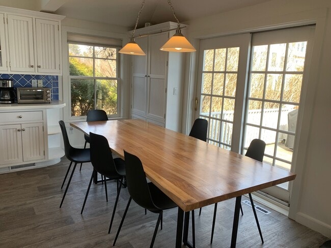 Building Photo - 43 Soundview Ave