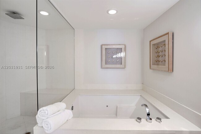 Building Photo - 2711 S Ocean Dr
