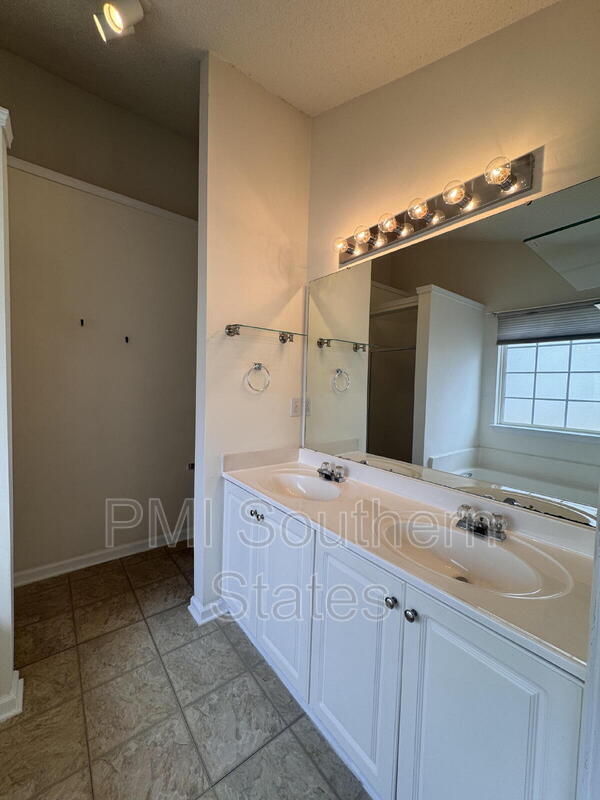 Building Photo - 115 Crossview Dr