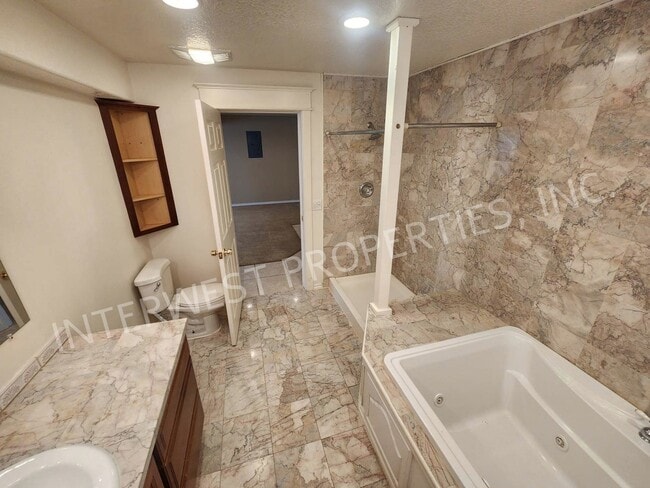 Building Photo - Large 3 Bed+ Bonus Room SW Pdx Home, Natur...