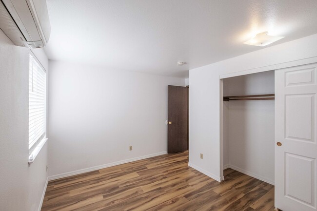 Building Photo - Beautiful 4 Bed, 2 Bath Townhouse with Lots of Closet Space and Laundry In Unit!