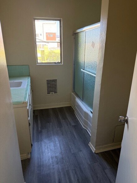 Building Photo - 602 N Manhattan Pl