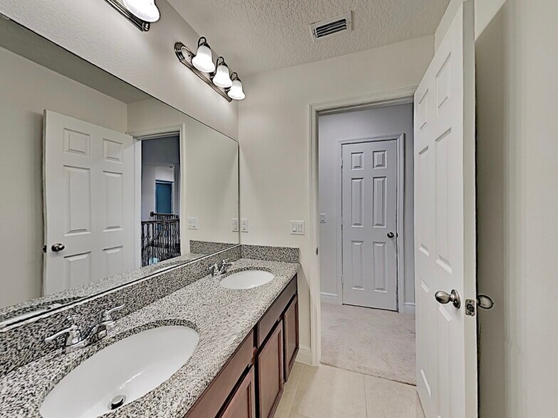 Building Photo - 8931 Lookout Pointe Dr