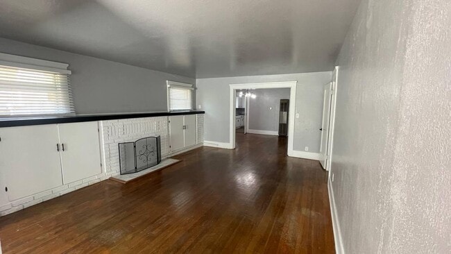 Building Photo - 835 E Weldon Ave