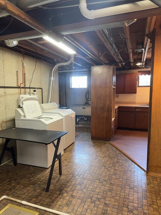 Building Photo - 580 N State St