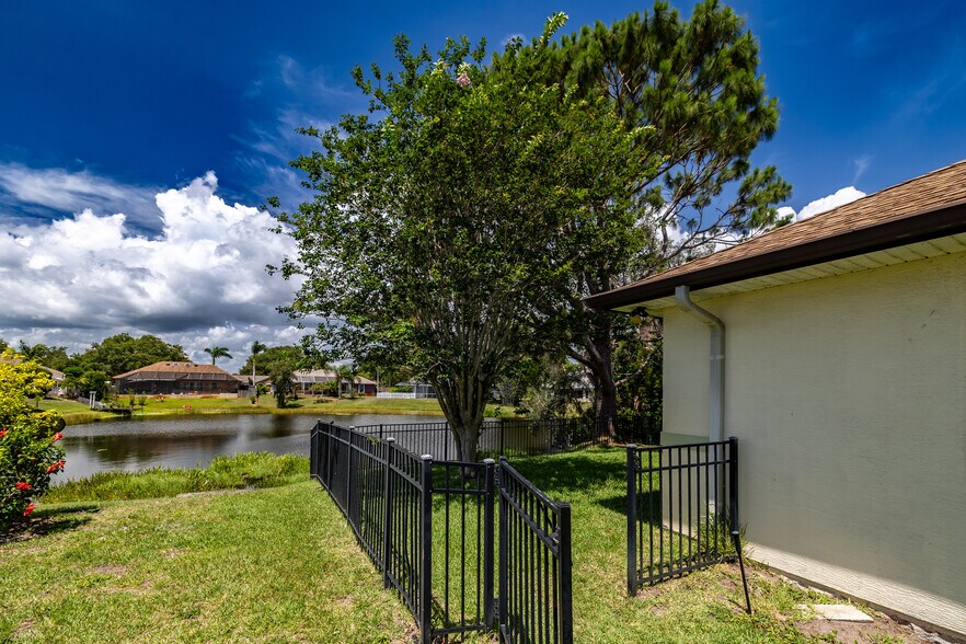 Building Photo - 871 Brookview Ln