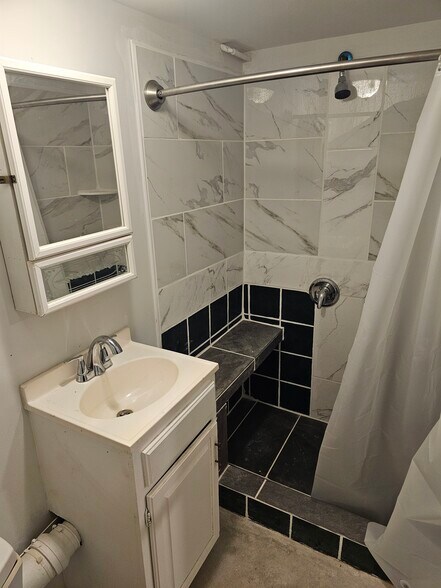 Building Photo - 721 W Oak St