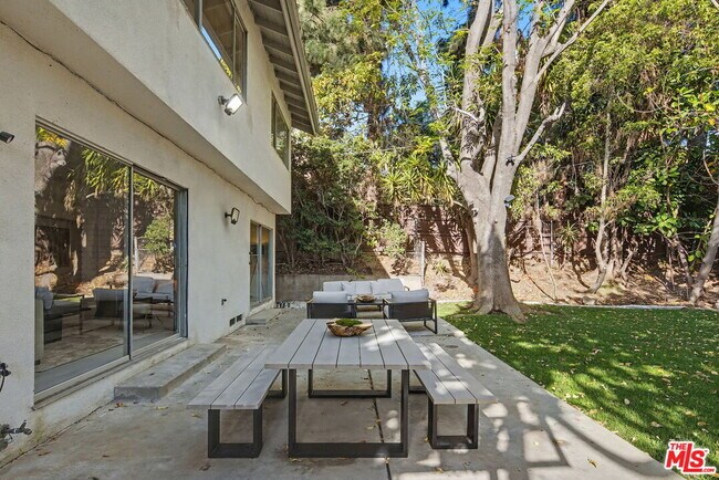 Building Photo - 2612 S Beverly Dr