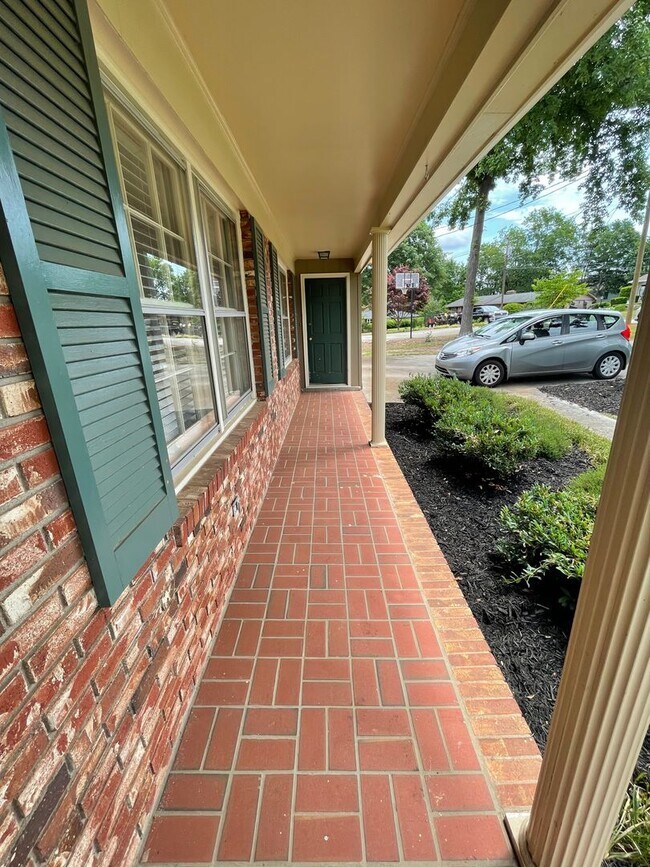 Building Photo - 4 Bedroom 2.5 Ranch Located Near Wade Hampton Boulevard!!