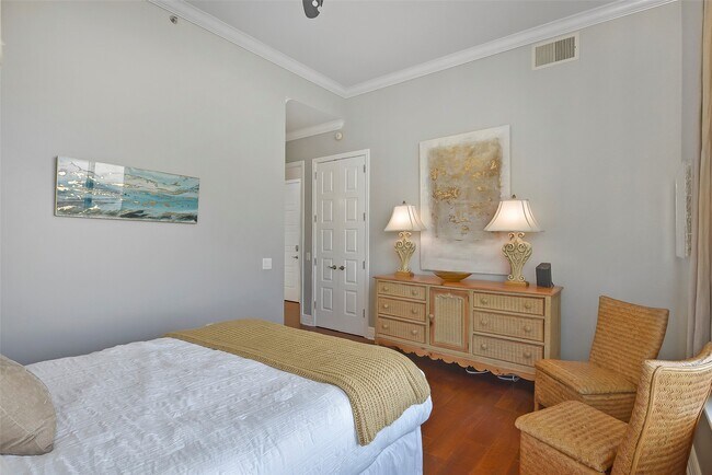 Building Photo - 801 E Beach Dr