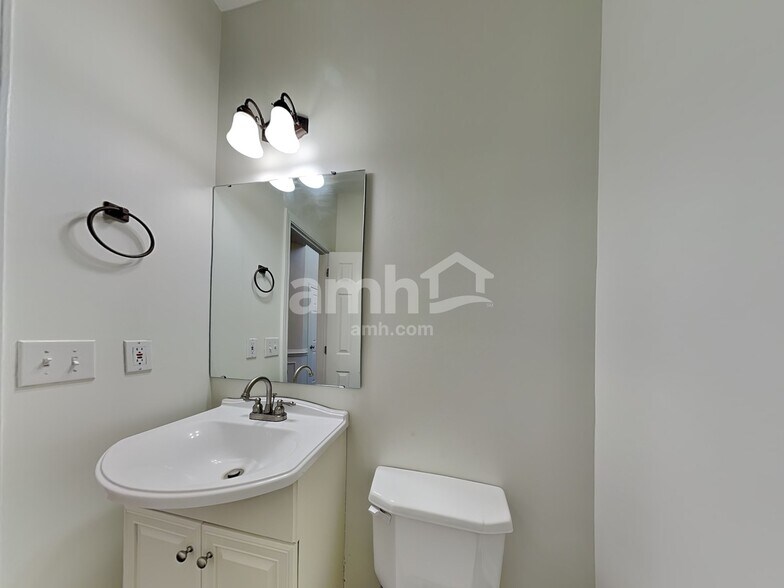 Building Photo - 406 Glencrest Dr