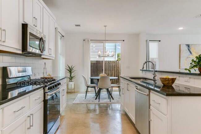 Building Photo - 1916 Bunche Rd