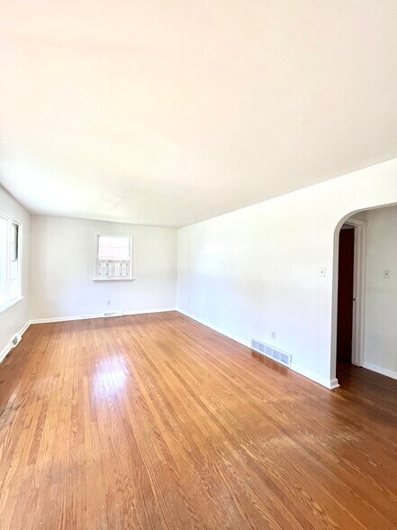 Building Photo - 117 Elmwood Rd