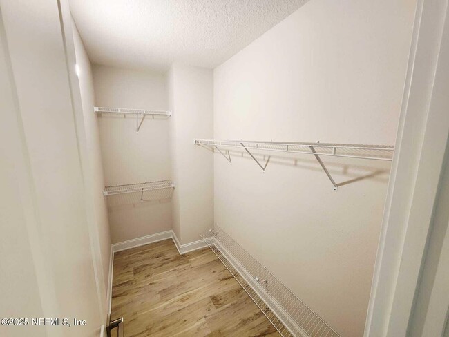 Building Photo - 541 Crestview Dr