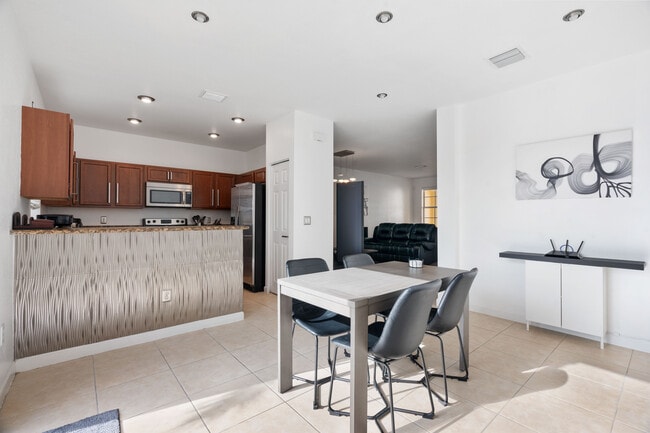 Building Photo - 8618 NW 113th Ct