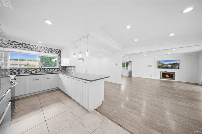 Building Photo - 10515 Valjean Ave