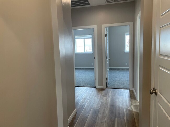 Building Photo - Gorgeous Desert Color Home!