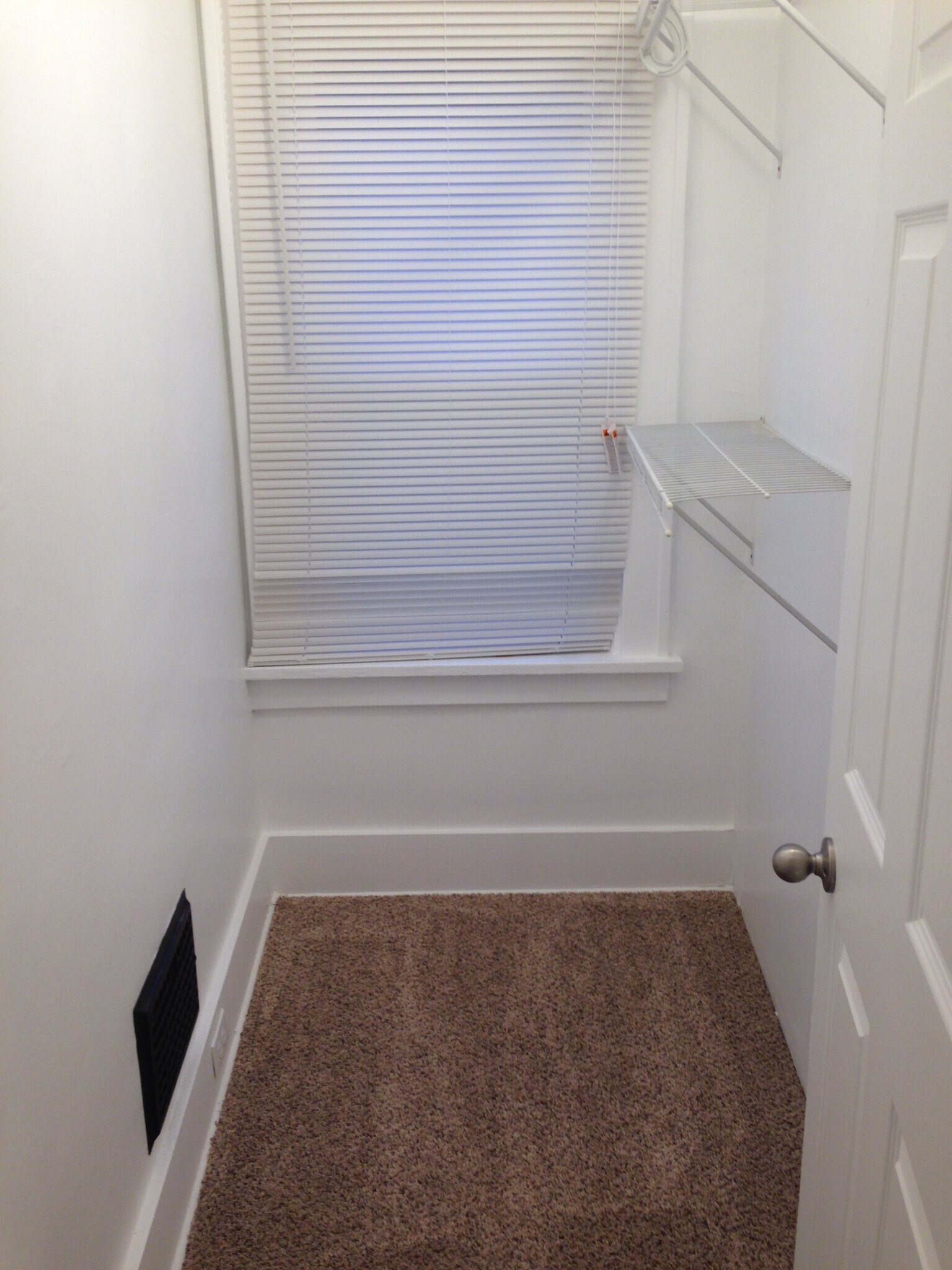 Building Photo - 458 Hallock St