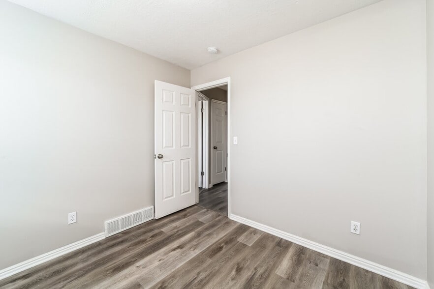 Building Photo - 7747 S Briar Dr