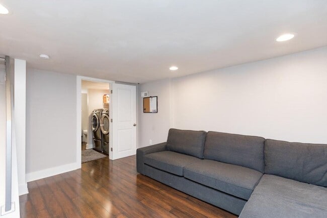 Building Photo - 2658 Edgemont St