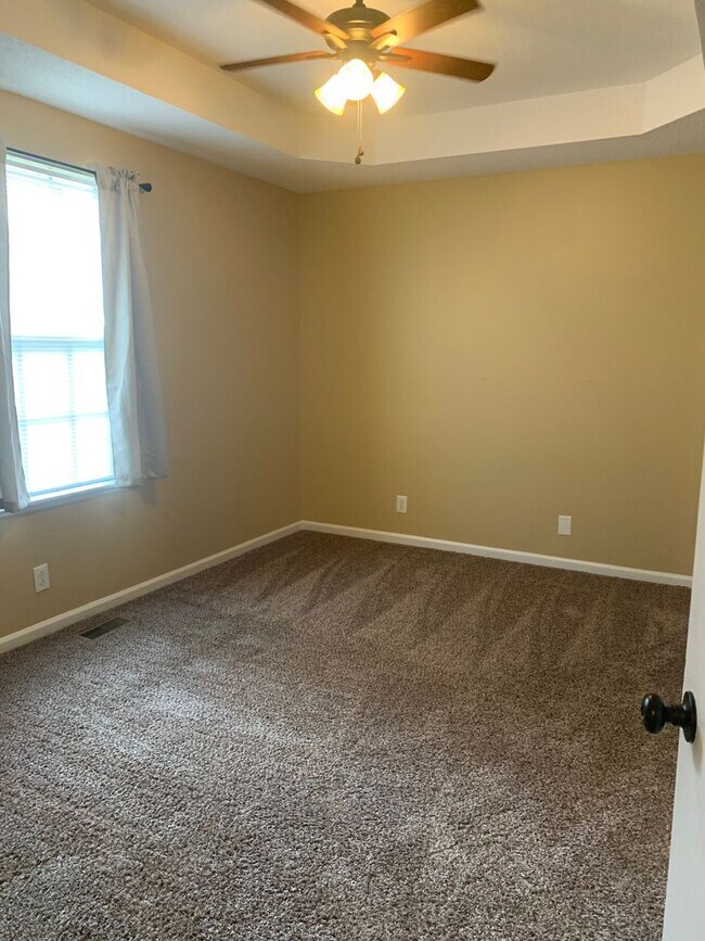 Building Photo - Conveniently Located! Cute home with 3 bed...