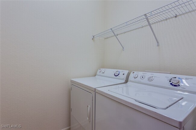 Building Photo - 9037 Alturas St