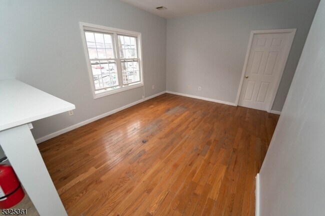 Building Photo - 331 Straight St