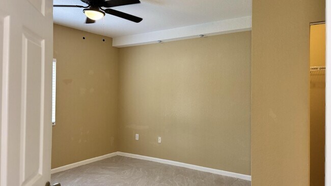 Building Photo - 1103 Golden Lakes Blvd